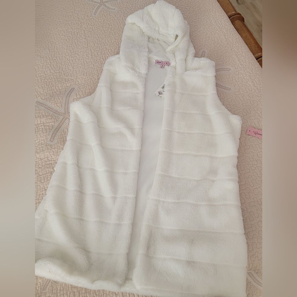 Crave Fame Women's White Faux Fur Vest